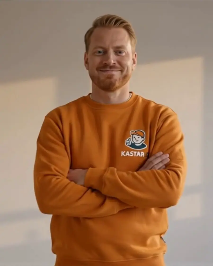 Thom på Bohagsbolaget.se i orange arbetströja, med armarna i kors.